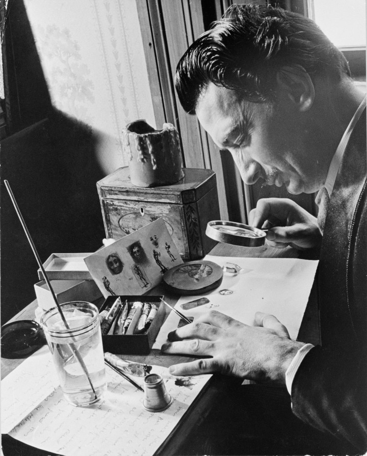 Salvador Dalí pintant miniatures per a joies a casa de Caresse Crosby a Hampton Manor, 1941 Eric Schaal © Fundació Gala-Salvador Dalí, Figueres, 2019