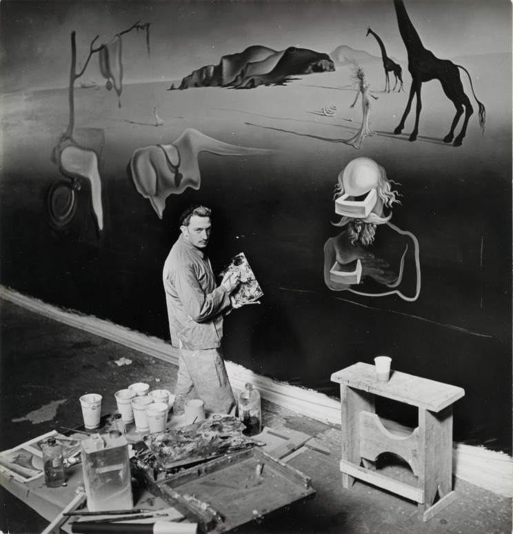 Salvador Dalí treballant en el pavelló , 1939 Eric Schaal © Fundació Gala-Salvador Dalí, Figueres, 2019