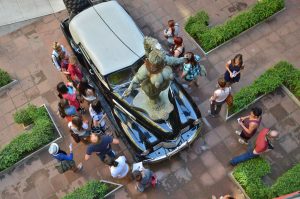 Grup de persones al voltant del Cadillac del Museu Dalí