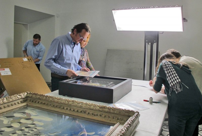 The mail checks the condition of the paint with the travel report.