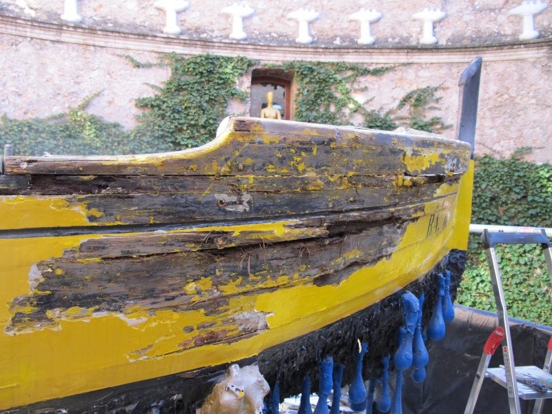Sanejament de la pintura i la fusta de la barca.