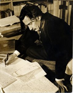 Foto Eric Schaal. Salvador Dalí escrivint La vida secreta de Salvador Dalí a casa de Caresse Crosby, Hampton Manor, Virgínia,1941.