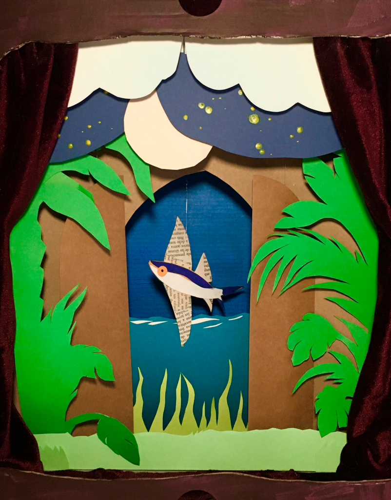 Diorama amb diferents materials on es veu un ocell dins un ecenari teatral